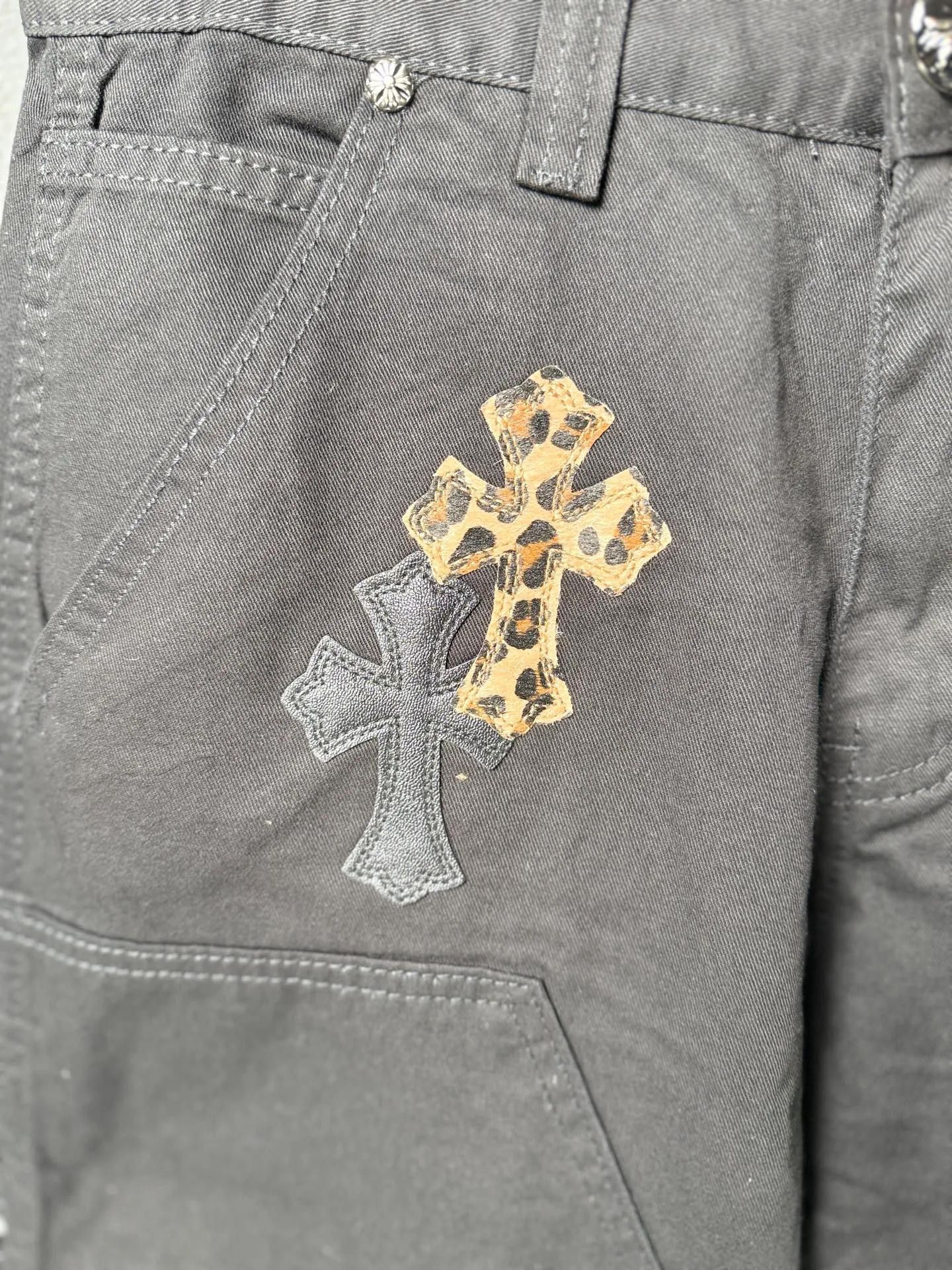 P270 💰 (Top version) Chrome hearts leopard print with black leather and multi-leather elements washed jeans. Really restores the ultimate vintage texture. Three-dimensional version. Loose and comfortable, not picky about the figure. Makes taller and slimmer. Factory precision. Original quality control. Same style for men and women. Can be matched with couples. Versatile recommendation. Must-have jeans for all seasons. Fashionistas have been disappointed. From the quality selection of fabrics, the tailoring of details, and the matching of patterns, they are all impeccable! The upper body is so handsome when worn...it can be easily worn by men, women and children! The craftsmanship is made of heavy-duty washed pure cotton denim fabric. After washing, it is soft and thick and looks very stylish when worn. Color: black Size: 28-30-32-34-36 (corresponding to S-M-L-XL-XXL)